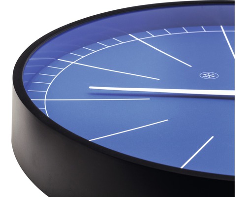 Wanduhr mit blauem Zifferblatt und schwarzem Rahmen