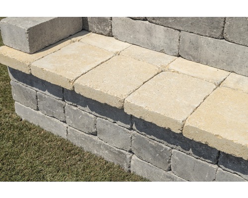 Mauer aus Betonsteinen im Garten