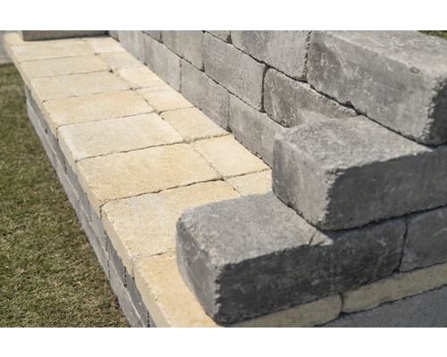 Mauer aus Betonsteinen im Garten