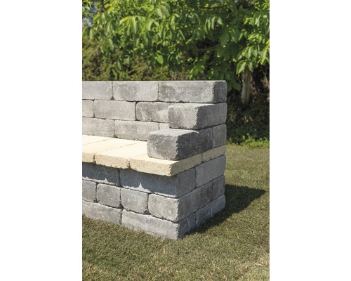 Gartenbank aus Betonsteinen im Garten