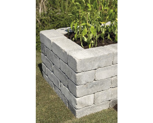 Hochbeet aus Betonsteinen mit Pflanzen