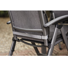 Detailansicht eines Gartenstuhls mit Textilbespannung und Aluminiumgestell