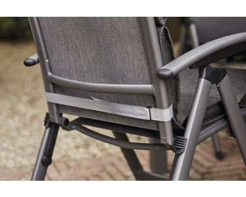 Detailansicht eines Gartenstuhls mit Textilbespannung und Aluminiumgestell