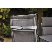 Detailansicht eines Gartenstuhls mit Rückenlehne und Befestigungsgurt