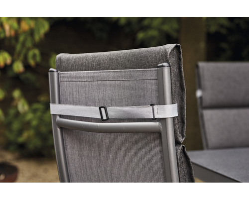 Detailansicht eines Gartenstuhls mit Rückenlehne und Befestigungsgurt