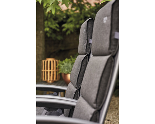 Detailaufnahme von Gartenstühlen mit grauen Polstern im Freien.