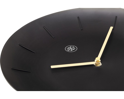 Schwarze Wanduhr mit goldenen Zeigern und schlichtem Zifferblattdesign.