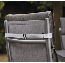 Detailansicht einer grauen Gartenstuhl-Rückenlehne mit Befestigungsband.