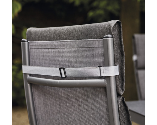 Detailansicht einer grauen Gartenstuhl-Rückenlehne mit Befestigungsband.