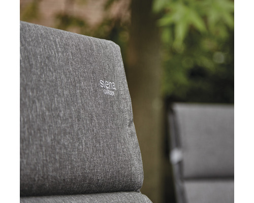 Detailaufnahme eines Gartenstuhls mit Siena Garden Logo