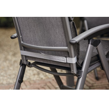 Detailansicht eines Gartenstuhls mit Textilsitzfläche und Aluminiumrahmen.
