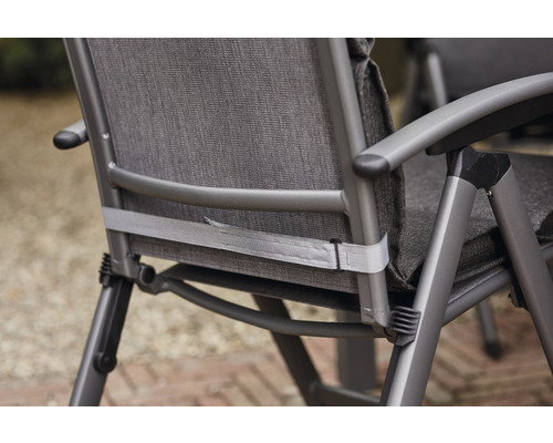 Detailansicht eines Gartenstuhls mit Textilsitzfläche und Aluminiumrahmen.