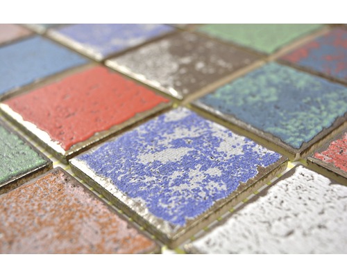Mosaikfliesen in verschiedenen Farben nah aufgenommen
