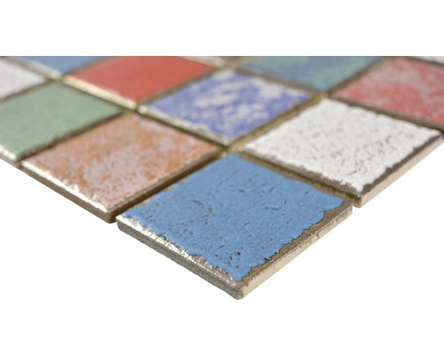 Nahaufnahme von Mosaikfliesen mit unterschiedlichen Farben