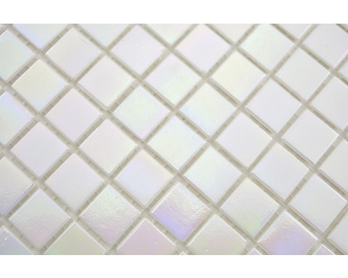 Nahaufnahme von weißen quadratischen Mosaikfliesen