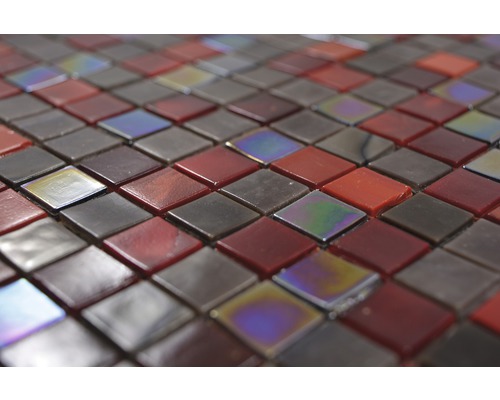 Nahaufnahme von quadratischen Glasmosaikfliesen in Rot- und Brauntönen.