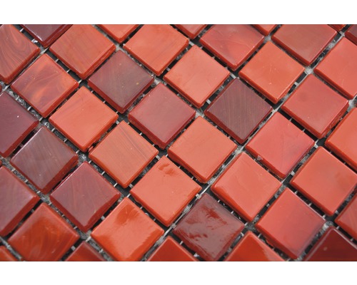 Mosaikfliesen in quadratischer Form auf einem Netz