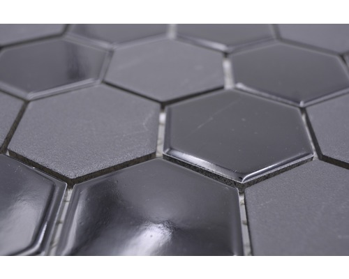 Nahaufnahme von sechseckigen Mosaikfliesen für Wand und Boden