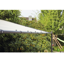 Detailansicht einer Gartenpergola mit Stoffdach und Metallrahmen vor einem grünen Hintergrund.