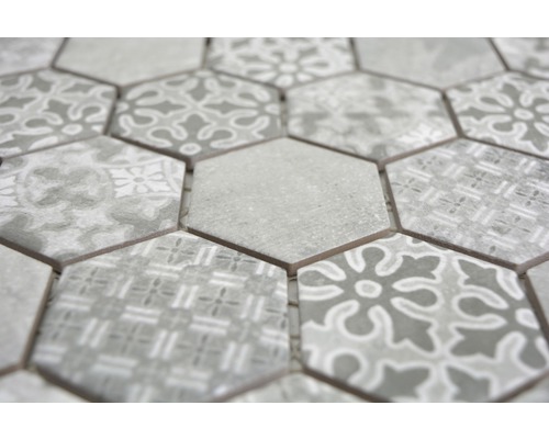 Nahaufnahme von sechseckigen Mosaikfliesen mit Mustern