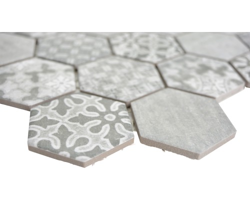 Nahaufnahme von sechseckigen Fliesen mit verschiedenen Mustern