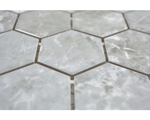 Nahaufnahme von sechseckigen Fliesen mit Marmoroptik.