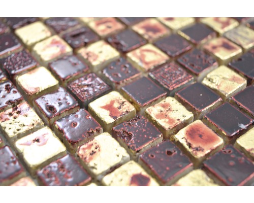 Nahaufnahme von quadratischen Mosaikfliesen