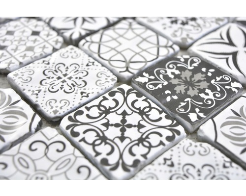 Nahaufnahme von Mosaikfliesen mit verschiedenen Mustern