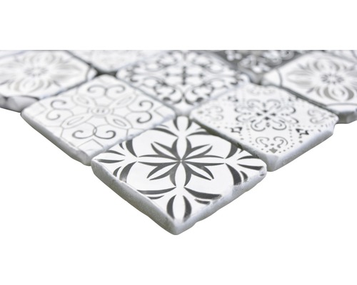 Quadratische Mosaikfliesen mit verschiedenen Mustern