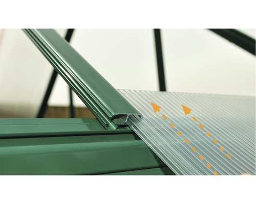 Detailansicht einer Gewächshauskonstruktion mit Polycarbonatplatten.