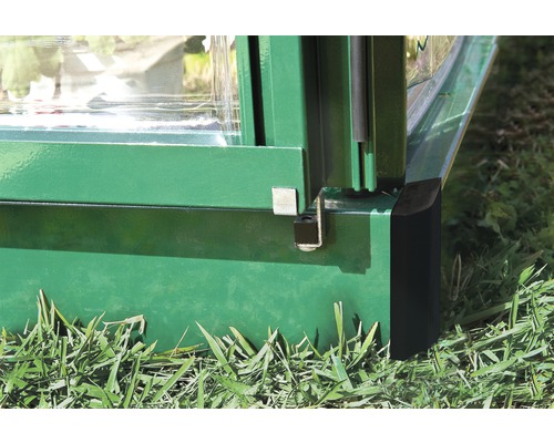 Detailansicht eines Frühbeetrahmens aus Metall und Kunststoff