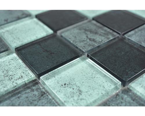 Nahaufnahme von quadratischen Glasmosaikfliesen