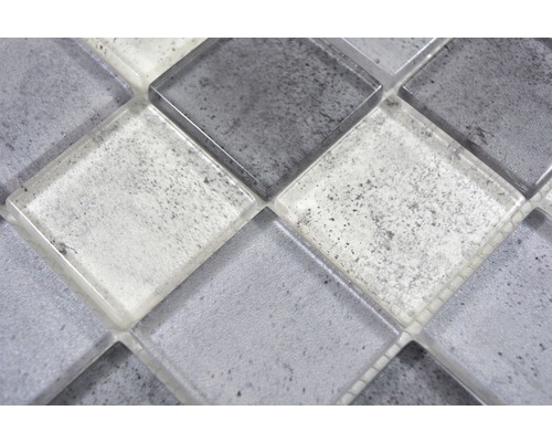 Nahaufnahme von Mosaikfliesen in quadratischer Form