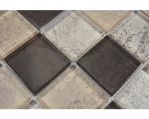 Detailaufnahme von Mosaikfliesen aus Glas