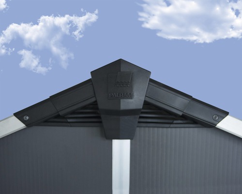 Detailansicht einer Gerätehaus-Dachspitze mit Palram Logo.