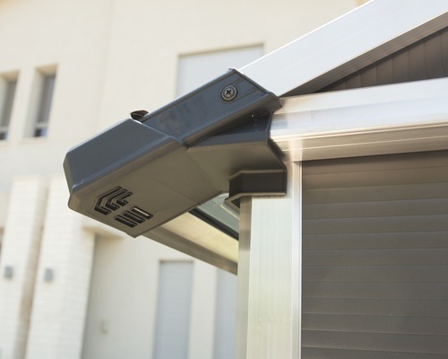 Detailansicht eines Gerätehauses mit grauer Ecke und silbernem Rahmen