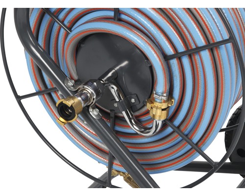 Aufgerollter Gartenschlauch auf einer Schlauchtrommel