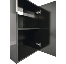 Geöffneter Wandschrank mit Regalbrett