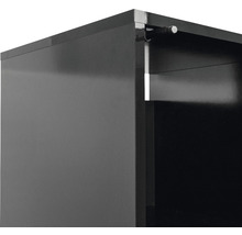 Detailaufnahme eines schwarzen Regals