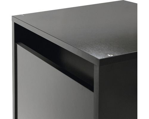 Detailansicht eines schwarzen Badezimmerschranks