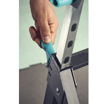 Detailansicht einer Werkbank mit Hand, die eine Anpassung vornimmt.