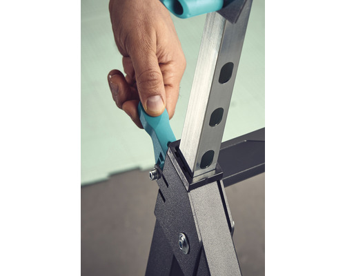 Detailansicht einer Werkbank mit Hand, die eine Anpassung vornimmt.