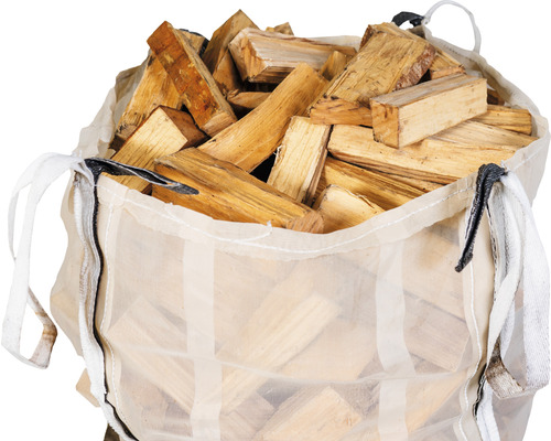 Brennholz in einem transparenten Sack