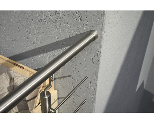 Detailansicht eines Edelstahl-Handlaufs an einem Bett