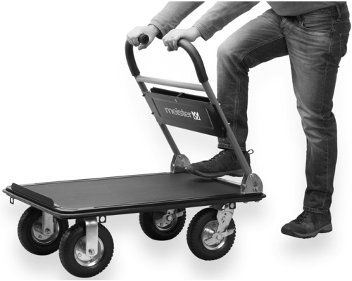 Person bedient einen Plattformwagen von Meister