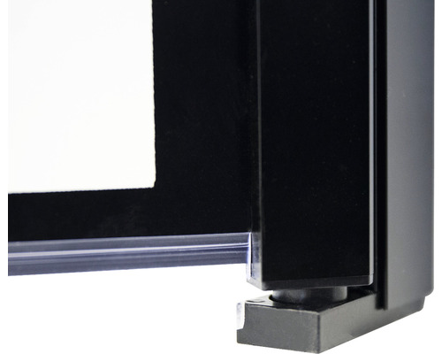 Detailansicht eines schwarzen Duschkabinenprofils mit durchsichtiger Dichtung