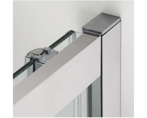 Detailaufnahme eines Duschkabinenrahmens aus Glas und Metall