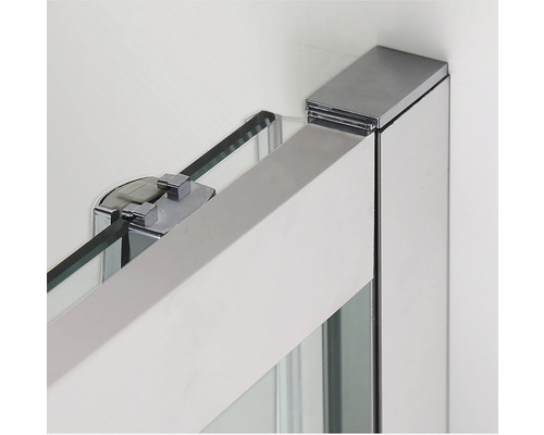 Detailansicht einer Duschkabine mit Chrombeschlägen und Glas
