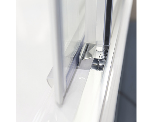 Detailansicht eines Duschkabinenprofils aus Metall und Glas.