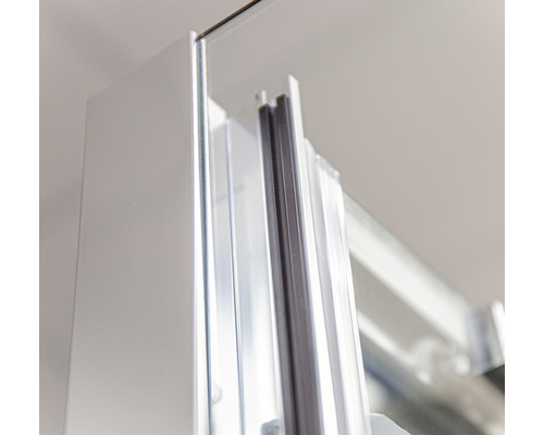 Detailansicht einer Duschkabine mit Rahmen